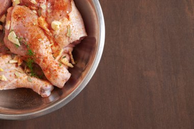 Tavuk budu ham. Koyu ahşap bir masa üzerinde.