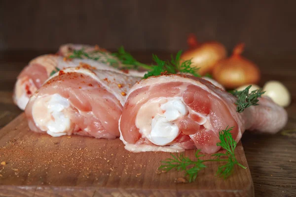 Patas de pollo crudo en tablero de madera. — Foto de Stock