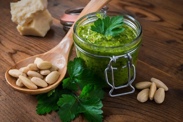 Mandula és petrezselyem pesto — Stock Fotó