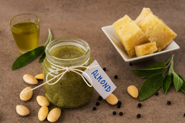 Pesto com amêndoas e queijo pecorino — Fotografia de Stock