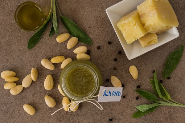 Pesto med mandler og ost – stockfoto