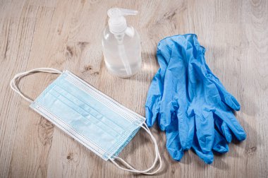 PPE COVID-19 Maske, eldivenler, sağlık çalışanları için dezenfektan jeli. Koronavirüs için kişisel koruyucu ekipman sıkıntısı.