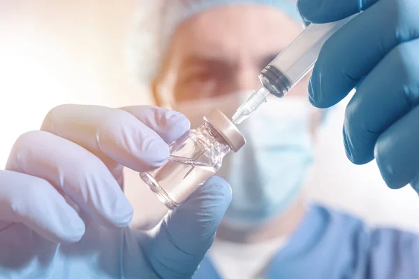 Dokter Memegang Jarum Suntik Dengan Vaksin Coronavirus Tangannya Vaksinasi Covid — Stok Foto