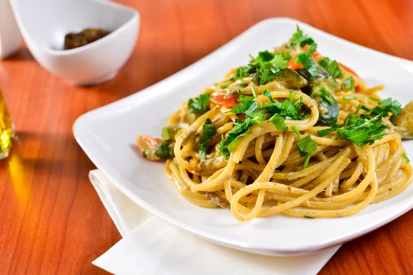 Spaghetti mit Steinpilzen und Zucchini — Stockfoto