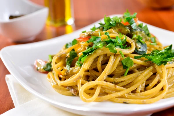 Spaghetti mit Steinpilzen und Zucchini — Stockfoto