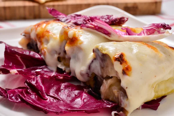 Cannelloni s čekankou a fondue sýr Taleggio — Stock fotografie