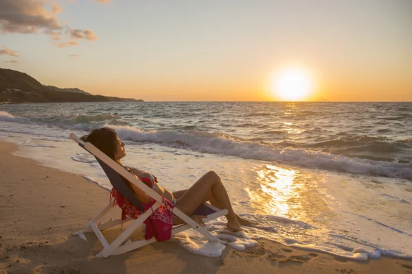 Solnedgång på stranden — Stockfoto