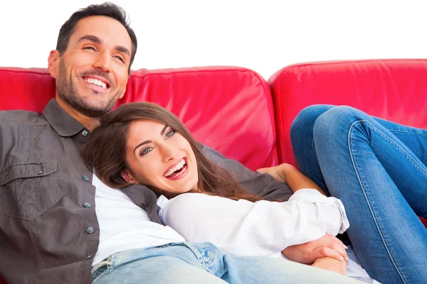 Joyeux jeune couple relaxant sur le canapé — Photo