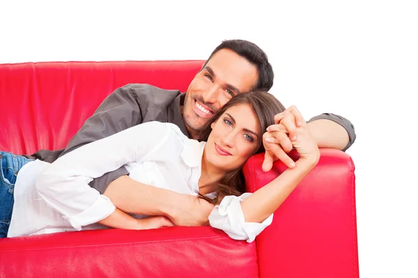 Romantique jeune couple relaxant sur canapé Images De Stock Libres De Droits