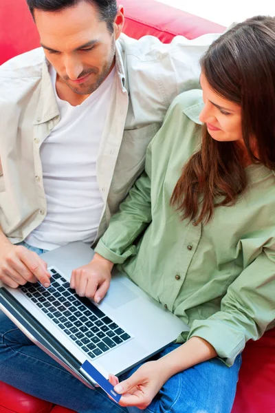 Casal com laptop e cartão de crédito de compra online — Fotografia de Stock