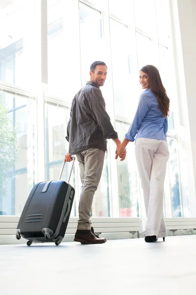 Portret van happy couple met bagage op de luchthaven — Stockfoto