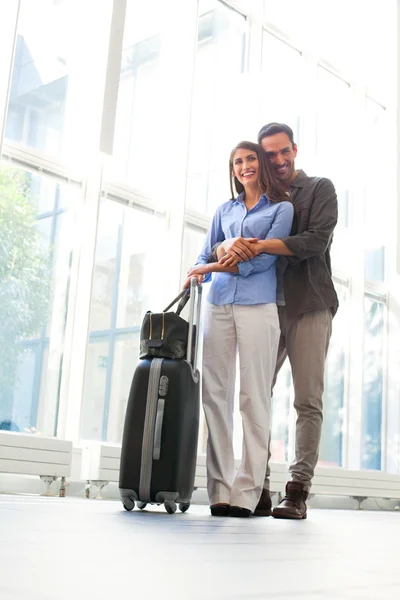 Liefdevolle jonge man omarmen vrouw op luchthaven — Stockfoto