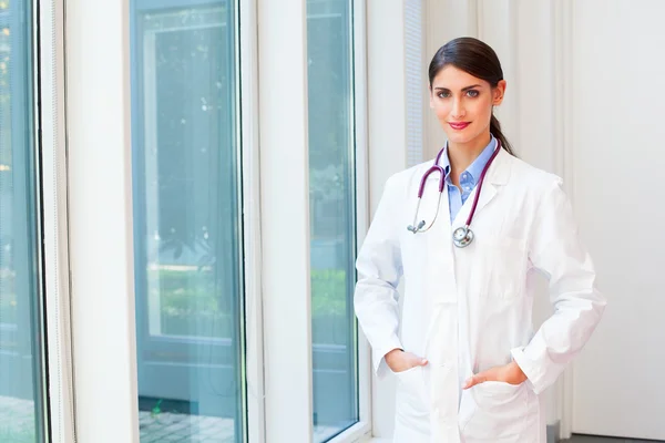 Fiducioso medico donna in camice da laboratorio — Foto Stock