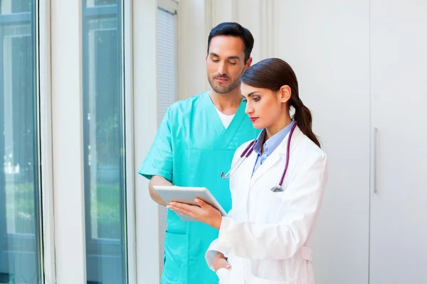 Equipe médica jovem usando tablet digital — Fotografia de Stock