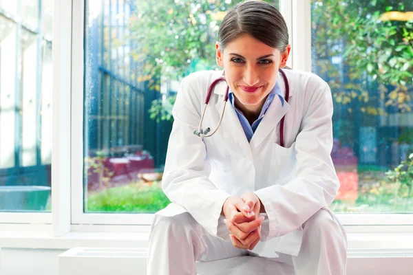 Portrait de femme médecin confiante en blouse de laboratoire Images De Stock Libres De Droits