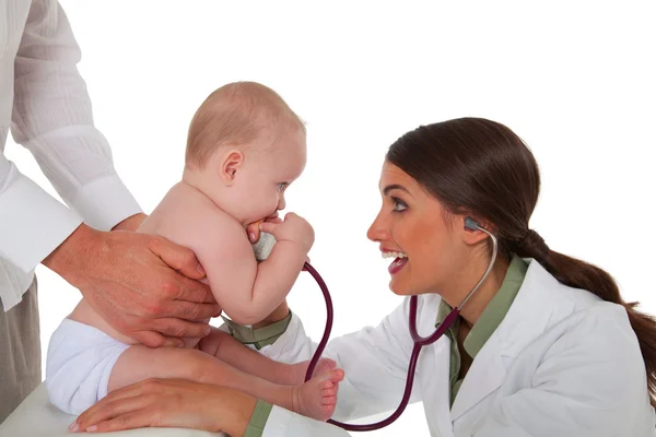 Pediatra examinando bebé niño siendo retenido por padre —  Fotos de Stock