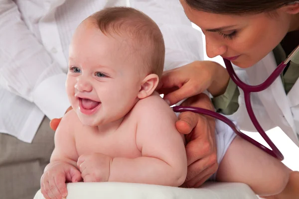 Doctor listening to toddler's back with stethoscope — Stock Photo, Image