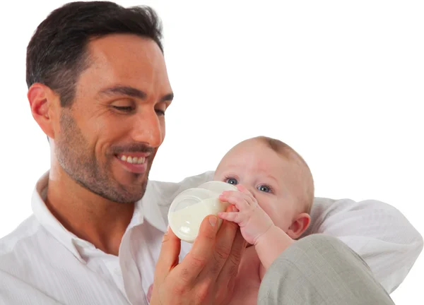 Gelukkig vader babyjongen voeden met melk fles — Stockfoto