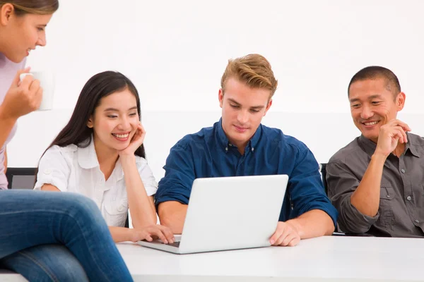 Multi gruppo etnico di dirigenti alla ricerca di laptop — Foto Stock