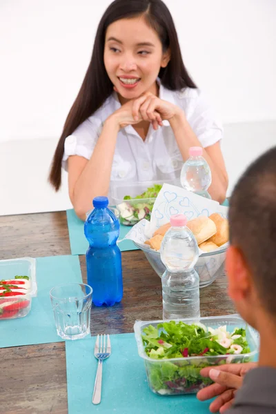 그녀의 친구와 함께 샐러드를 먹는 행복 한 젊은 아시아 여자 — 스톡 사진