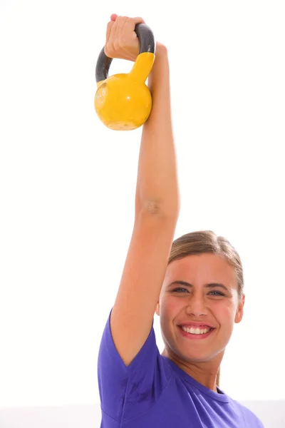 Mulher fitness feliz levantando kettlebell — Fotografia de Stock