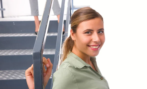 Primo piano della giovane donna sorridente — Foto Stock