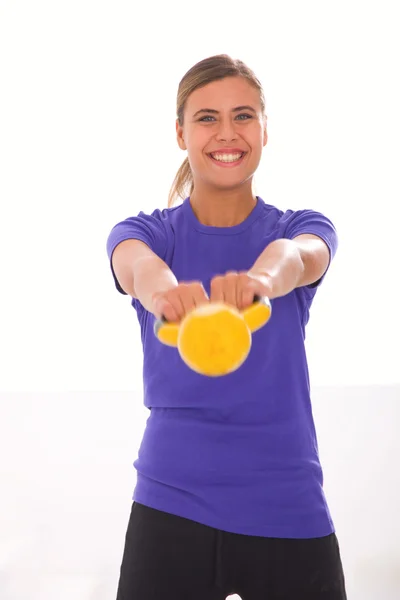 Felice fitness donna che esercita con kettlebell — Foto Stock