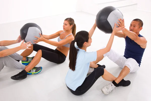 不同群体的人们在健身房用普拉提锻炼 免版税图库照片