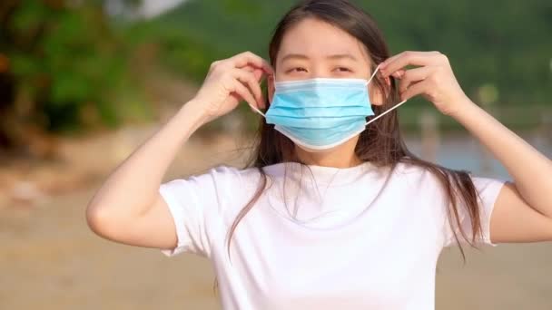 Asiatin Trägt Gesichtsmaske — Stockvideo