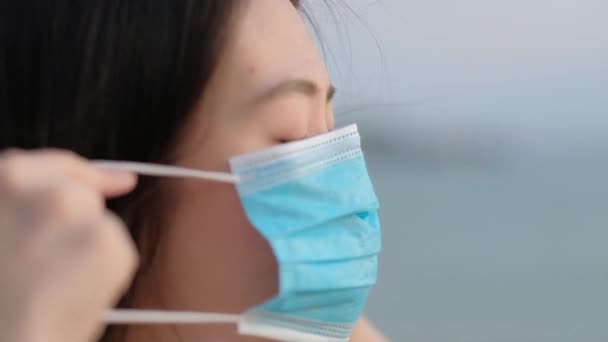 Nahaufnahme Asiatische Frau Trägt Eine Gesichtsmaske — Stockvideo
