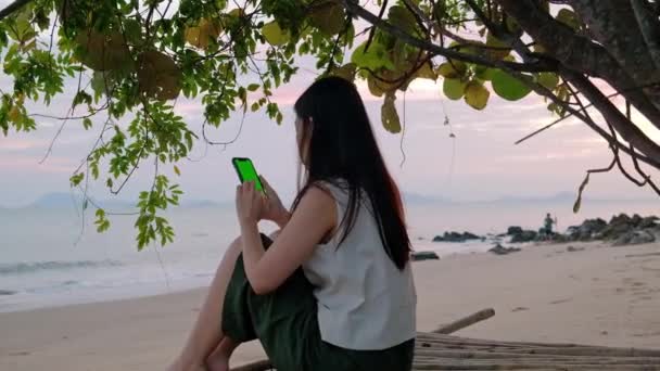 Mulher Asiática Usando Smartphone Cadeira Madeira Pôr Sol — Vídeo de Stock