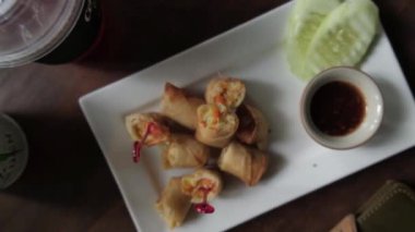 Kafede akıllı telefonla kahve içen bir kadın..