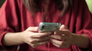 Sohbet ya da sosyal medya için akıllı telefon kullanan kadının eli.