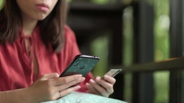 Çevrimiçi bankacılık kullanan akıllı telefon kullanan kadın.