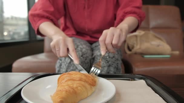 Vrouw Die Ontbijt Koffie Met Croissant Cafe — Stockvideo