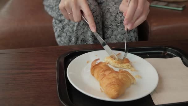 Vrouw Die Ontbijt Koffie Met Croissant Cafe — Stockvideo