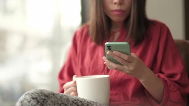 Mujer Asiática Usando Teléfono Inteligente Para Las Redes Sociales Cafetería — Vídeo de stock