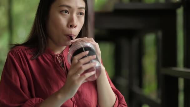 Kobieta Pijąca Mrożoną Herbatę Kawiarni — Wideo stockowe