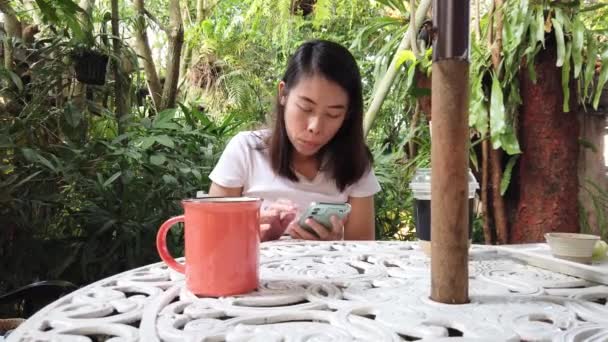 Азиатка Использует Смартфон Социальных Сетей Кофейне — стоковое видео