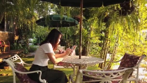 Joven Mujer Asiática Usando Teléfono Inteligente Cafetería — Vídeos de Stock