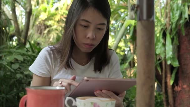 Γυναίκα Πληκτρολογώντας Στην Οθόνη Smartphone Στην Καφετέρια — Αρχείο Βίντεο