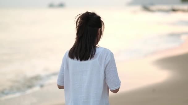 Одна Жінка Ходить Тропічному Пляжі Під Час Заходу Сонця — стокове відео