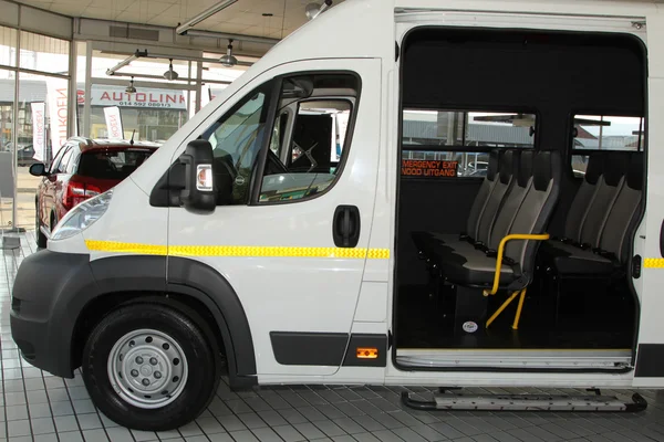 Biały citroen relay lekkiego transportu komercyjnego van — Zdjęcie stockowe