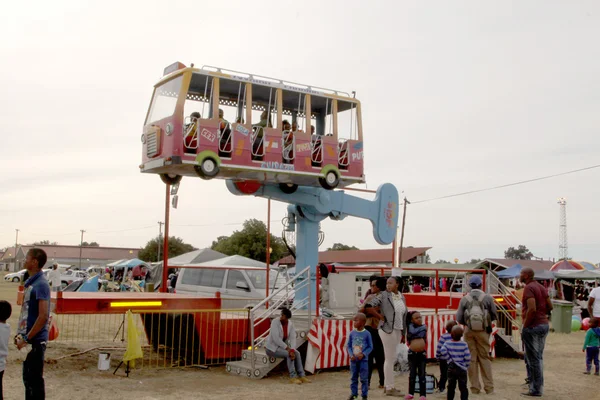 Familias negras africanas disfrutando de paseos en balancín electrónico — Foto de Stock