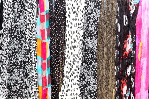 Разнообразие висячих шарфов, обеспечивающих красочный фон — стоковое фото