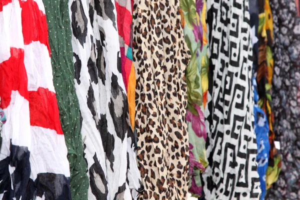 Разнообразие висячих шарфов, обеспечивающих красочный фон — стоковое фото