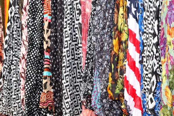 Çeşitli renkli zemin sağlayan eşarp asılı