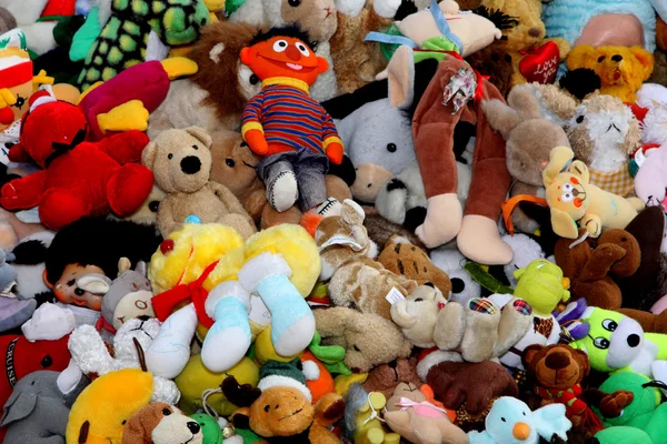 Различные игрушки в продаже в Stall — стоковое фото