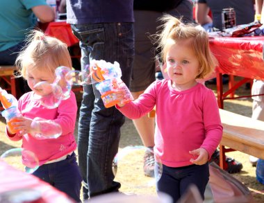 Küçük kız kardeş Festival Güney Afrika'da kabarcıkları ile oynamak