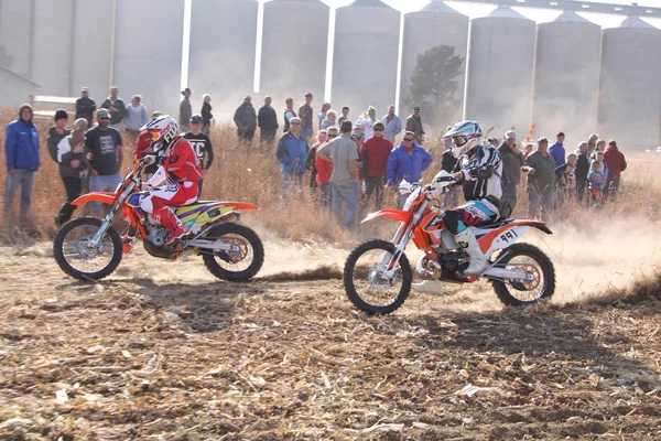 Two motorbikes kicking up trail of dust on sand track during ral — Stok fotoğraf